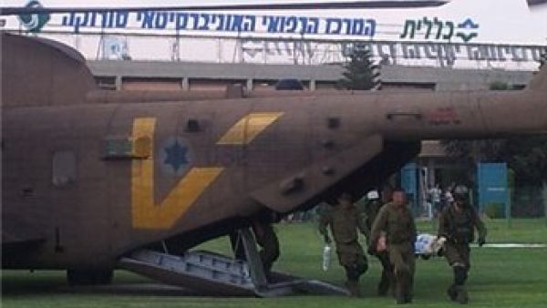 مروحية اسرائيلية تنقل مصابين في الهجمات