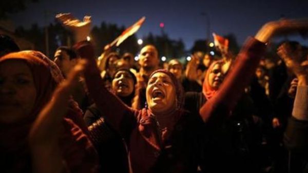 متظاهرون عند قصر الرئاسة بالقاهرة يوم الثلاثاء
