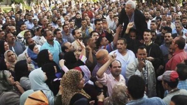 عمال يتظاهرون في المحلة الكبرى
