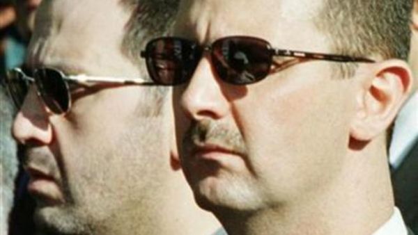 الرئيس بشار الأسد (الى اليمين) والى جواره شقيقه ماهر الأسد 