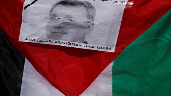 عشرات الإصابات في اشتباكات بين فلسطينيين والجيش الإسرائيلي