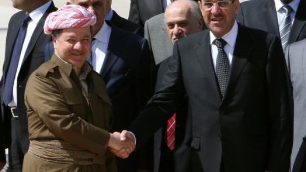 رئيس اقليم كردستان العراق مسعود بارزاني (يسار) يصافح رئيس الوزراء نوري المالكي