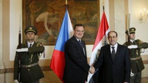 رئيس الوزراء التشيكي بيتر نيساس (يسار) مصافحا نظيره العراقي نوري المالكي في براغ 
