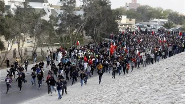 محتجون مناهضون للحكومة خلال مسيرة غربي المنامة