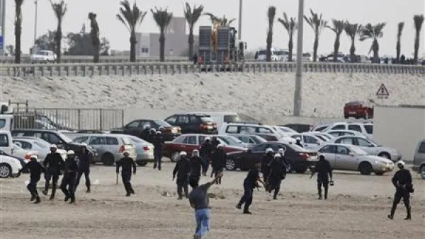 متظاهر ضد الحكومة يلقي حجارة على شرطة مكافحة الشغب اثناء محاولة المتظاهرين استعادة السيطرة على دوار الفاروق (اللؤلؤة سابقا) 
