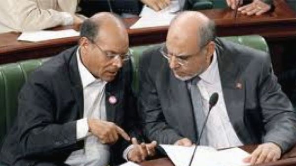 ارشيف/ الرئيس التونسي المنصف المرزوقي (يسار) يتحدث الى رئيس الوزراء المستقيل حمادي الجبالي