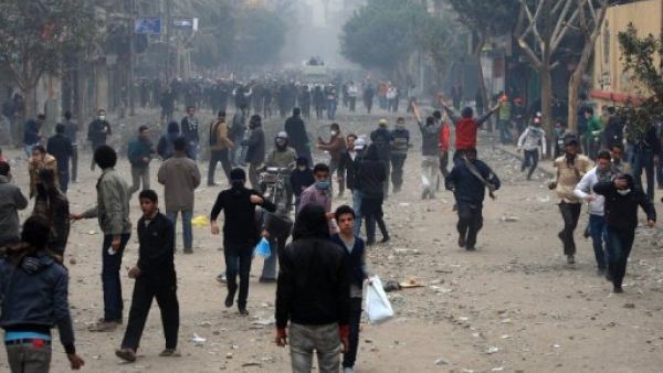 من احداث الشغب امام وزارة الداخلية في القاهرة 