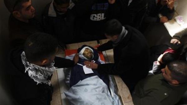 فلسطينيون يلتفون حول جثة الشاب محمد عصفور في مشرحة مستشفى في رام الله
