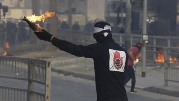 متظاهر يمسك بقنبلة مولوتوف في البحرين 
