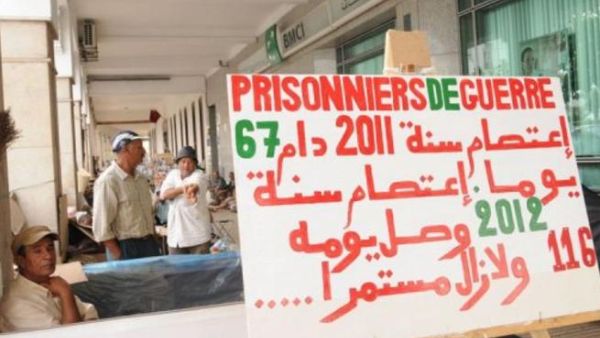 جنود سابقون يشاركون في الاعتصام امام مبنى البرلمان في الرباط الثلاثاء
