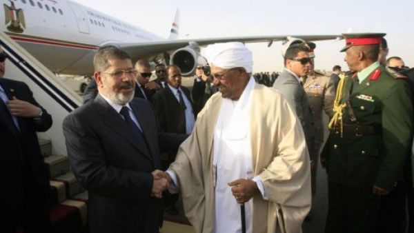 عمر البشير في استقبال مرسي