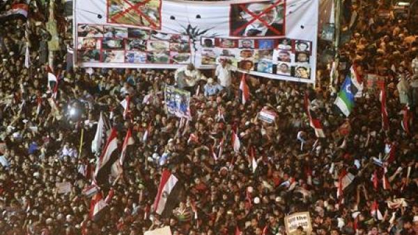 افراد من جماعة الاخوان المسلمين وانصار الرئيس المعزول محمد مرسي في ميدان رابعة العدوية في القاهرة
