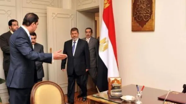مرسي يدخل الى مكتب رئيس الجمهورية الذي كان يشغله سلفه المخلوع حسني مبارك