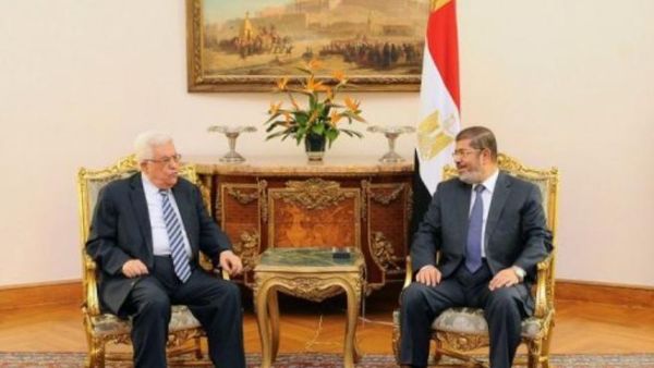 الرئيس المصري محمد مرسي والرئيس الفلسطيني محمود عباس