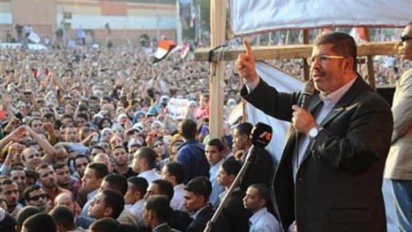 الرئيس المصري محمد مرسي يتحدث إلى انصاره في القاهرة يوم الجمعة
