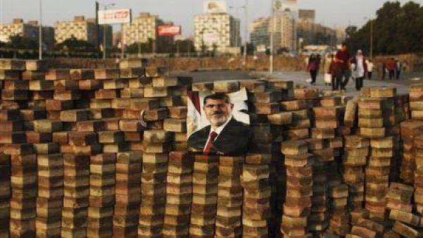 صورة للرئيس المصري المعزول محمد مرسي على حاجز اقامه مؤيدون له في اعتصام بمنطقة رابعة العدوية في شرق القاهرة
