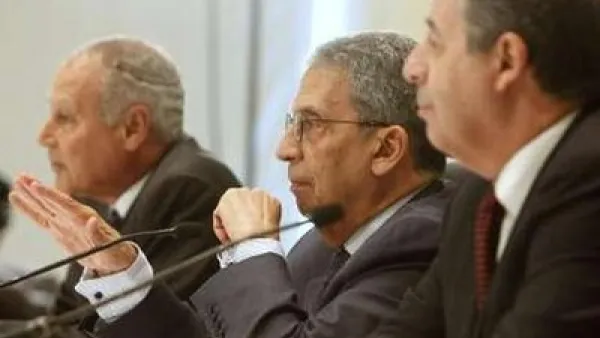 عمرو موسى يتوسط وزير الخارجية المصري احمد ابو الغيط ووزير التجارة المصري رشيد محمد رشيد