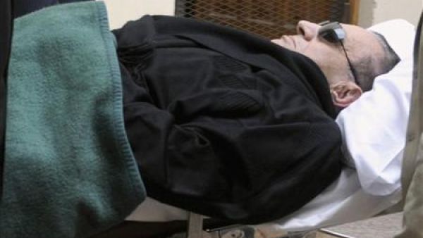 الرئيس المصري السابق حسني مبارك لدى وصوله للمحكمة في القاهرة
