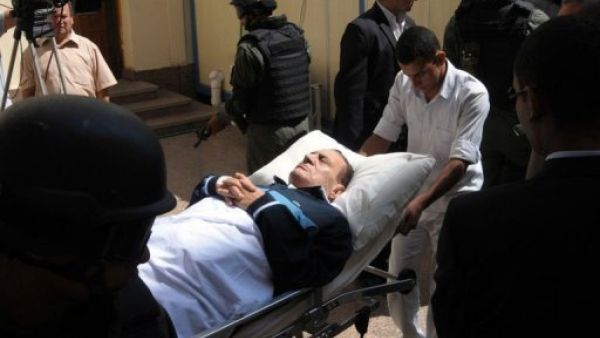 الرئيس السابق حسني مبارك على سرير نقال في محكمة القاهرة