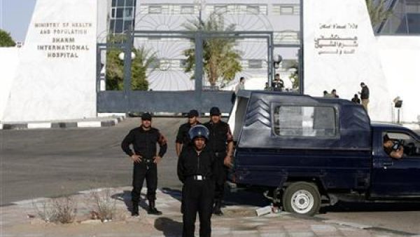الشرطة المصرية تحرس مدخل مستشفى شرم الشيخ الدولي