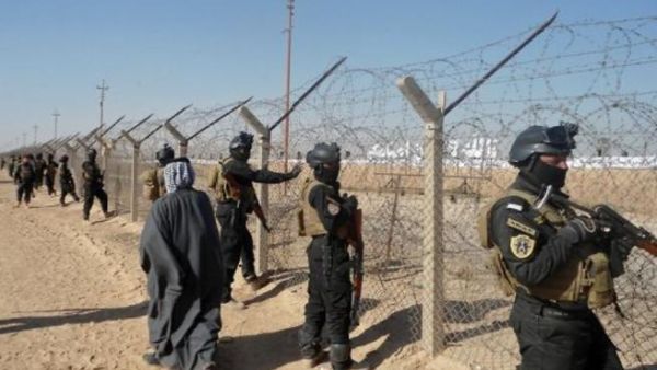 جنود عراقيون خارج معسكر مجاهدي خلق