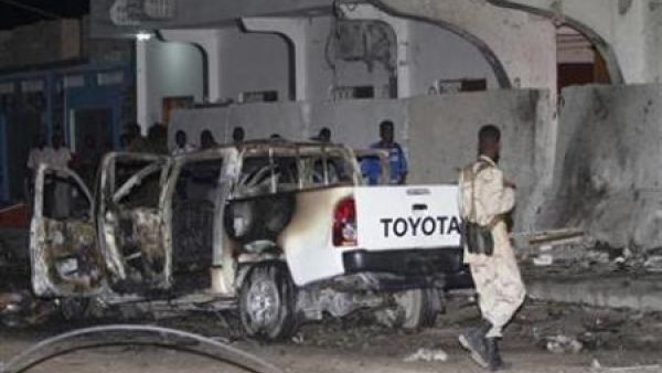 رجل أمن في موقع الانفجار خارج فندق مكة المكرمة في مقديشو 