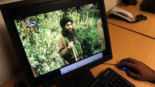 صورة تعود الى 23 تموز/يوليو 2010 لصحافي في بيشاور يشاهد فيديو يبدو فيه الملا فضل الله

