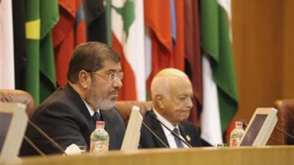 الرئيس المصري محمد مرسي (يسارا) يتحدث أمام اجتماع وزراء الخارجية العرب 