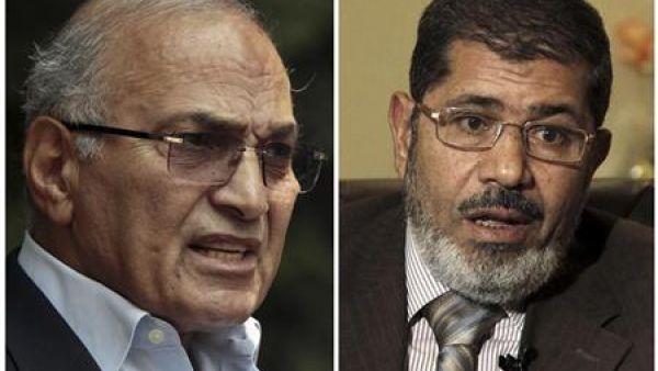 مرسي يترقب إعلانه رئيسا وحملة شفيق تؤكد فوز مرشحها
