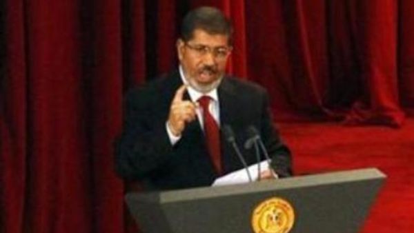 مرسي يلقي خطابه في قطاعة الاحتفالات بجامعة القاهرة