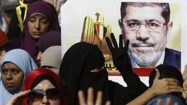 انصار الاخوان المسلمين والرئيس المصري المعزول محمد مرسي يشاركون في احتجاج في القارهرة يوم الجمعة
