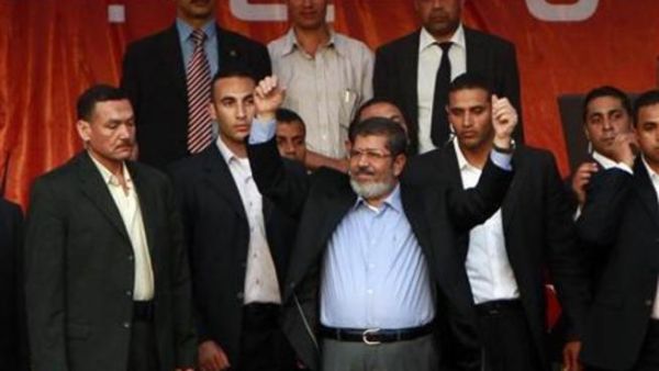 مرسي يحيي انصاره في ميدان التحرير
