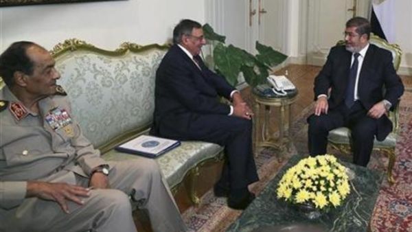 محمد مرسي يستقبل بانيتا (في المنتصف) وإلى اليسار المشير طنطاوي في القصر الرئاسي بالقاهرة
