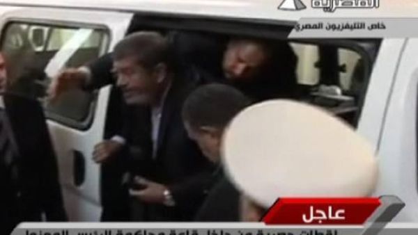 الرئيس المصري المعوزل يترجل من مركبة صغيرة اوصلته الى باب المحكمة