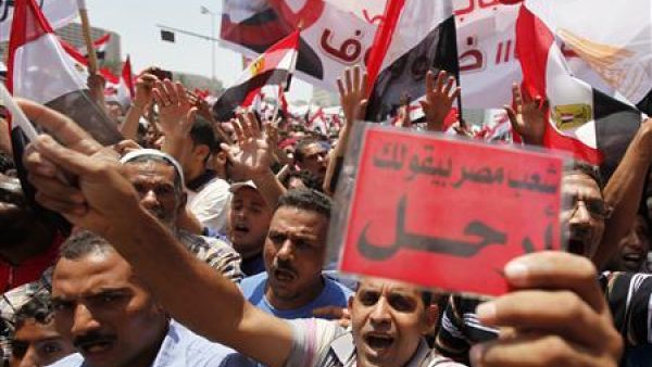 مناهضون للرئيس المصري محمد مرسي خلال احتجاجات في ميدان التحرير بالقاهرة