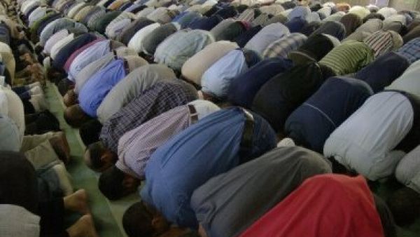 مسلمون يؤدون الصلاة في مسجد الجميل في تورونتو