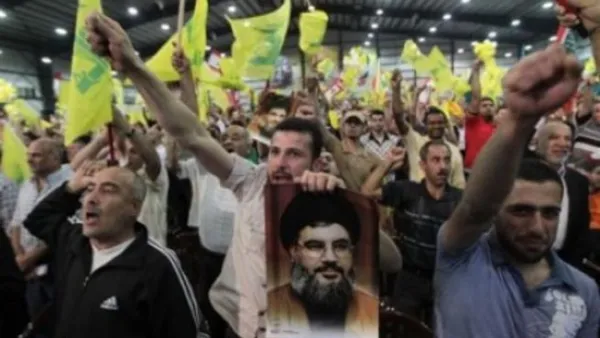 انصار لحزب الله يرفعون صورة لحسن نصرالله في بيروت