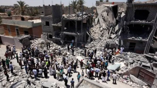 صورة التقطت خلال جولة نظمها النظام الليبي تظهر الدمار في موقع اعلنت طرابلس انه تعرض لغارة من قوات الحلف الاطلسي 
