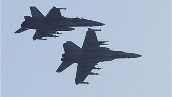 طائرتان حربيتان كنديتان تحلقان فوق قاعدة لحلف شمال الاطلسي في جزيرة صقلية 
