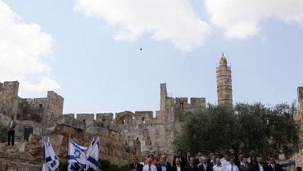 نتانياهو خلال الاحتفال مع طاقمه الوزاري