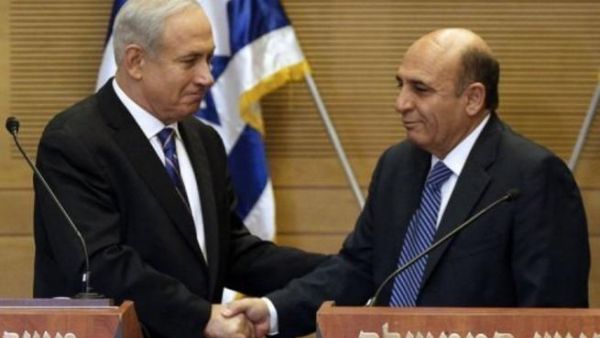 نتانياهو يصافح موفاز