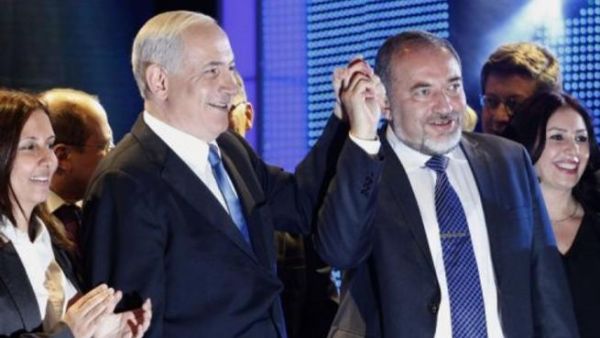 نتانياهو ممسكا بيد ليبرمان خلال اطلاق حملته الانتخابية