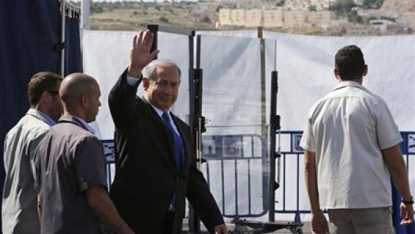 رئيس الوزراء الإسرائيلي يوجه التحية لوسائل الاعلام قرب القدس