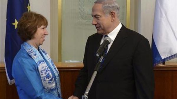 رئيس الوزراء الاسرائيلي بنيامين نتنياهو (الى اليمين) يصافح مسؤولة السياسة الخارجية للاتحاد الاوروبي كاثرين اشتون خلال اجتماعهما في القدس يوم الخميس

