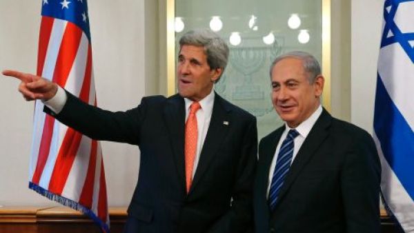 ارشيف/ رئيس الوزراء الاسرائيلي بنيامين نتانياهو يصافح وزير الخارجية الاميركي جون كيري
