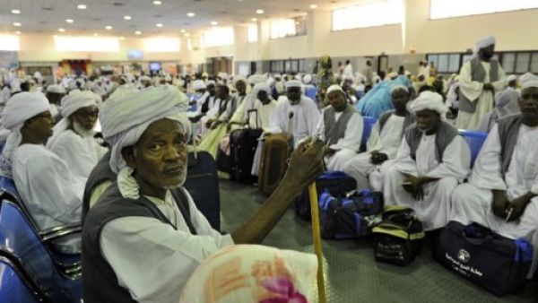 حجاج من السودان ومصر ينتظرون اجراءات الدخول لدى وصولهم مرفأ جدة بحرا
