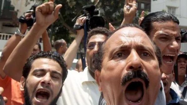 مصريون يهتفون ضد المجلس العسكري امام مجلس النواب في القاهرة
