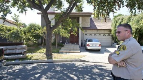 عائلة منتج الفيلم المسيء للاسلام تغادر منزلها  