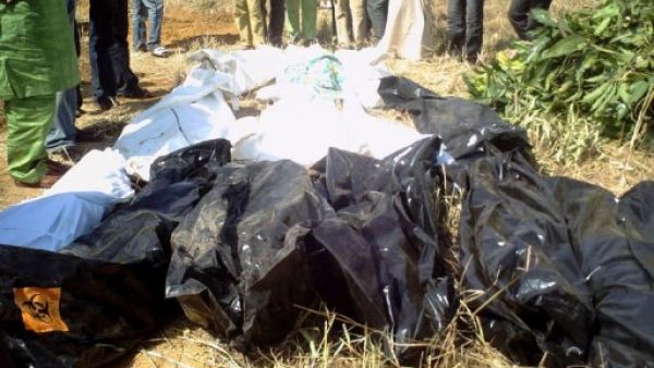 جثث اشخاص قتلوا في اعمال العنف في فترة الميلاد ملفوفة في اكياس بلاستيكية قبل دفنها