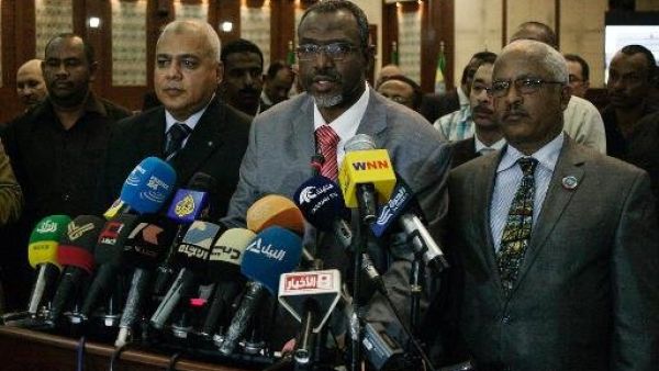 وزير الموارد المائية السوداني معتز موسى عبد الله سليم (وشط) متحدثا في مؤتمر صحافي في الخرطوم

